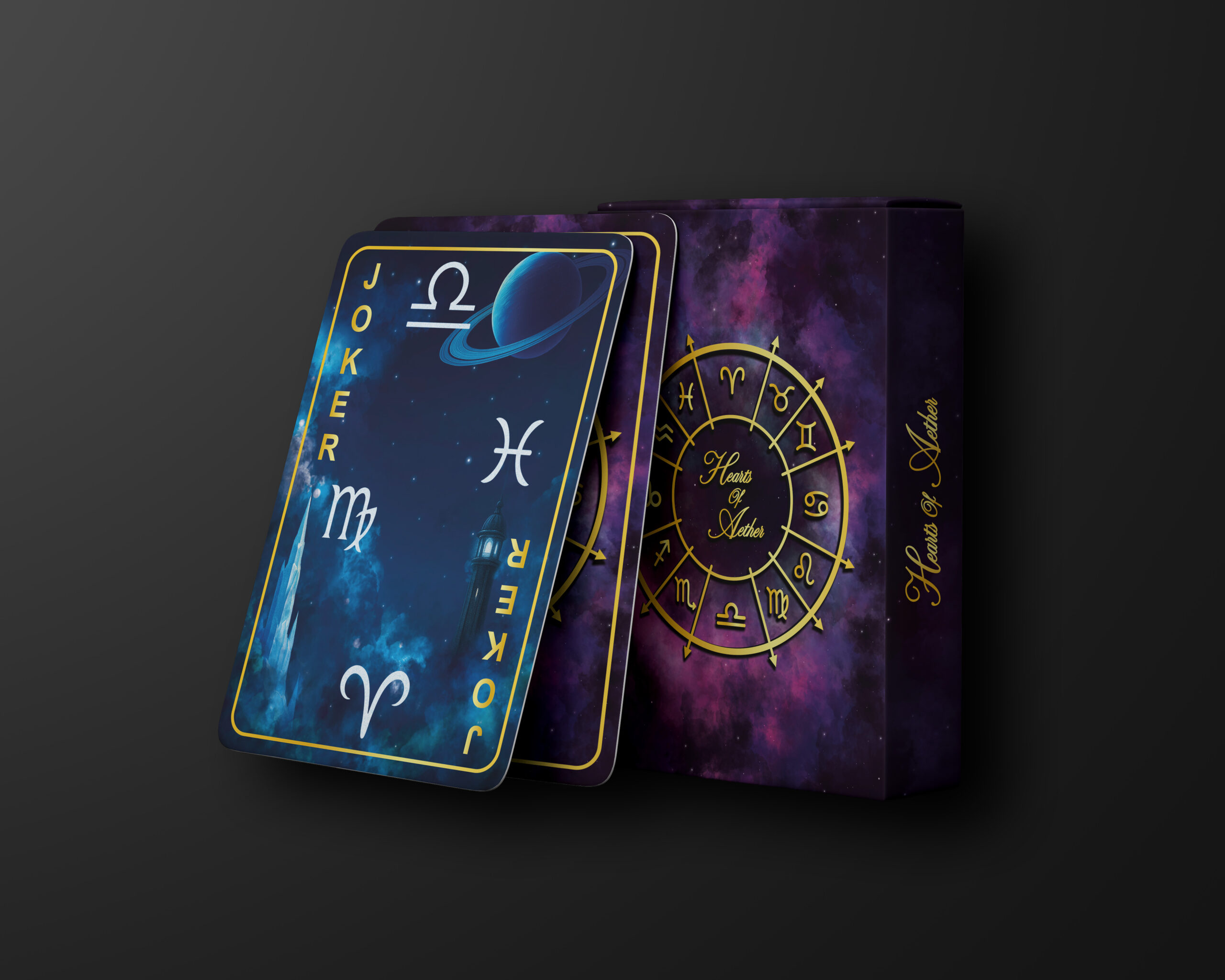 Présentation de cartes joker inspirées de l’astrologie aux teintes bleues et violettes, ornées de symboles zodiacaux (Balance en haut, Vierge plus bas centré à gauche, bélier centré en bas et Poissons centré à droite de la carte) et d’illustrations cosmiques, accompagnées d’un packaging assorti.