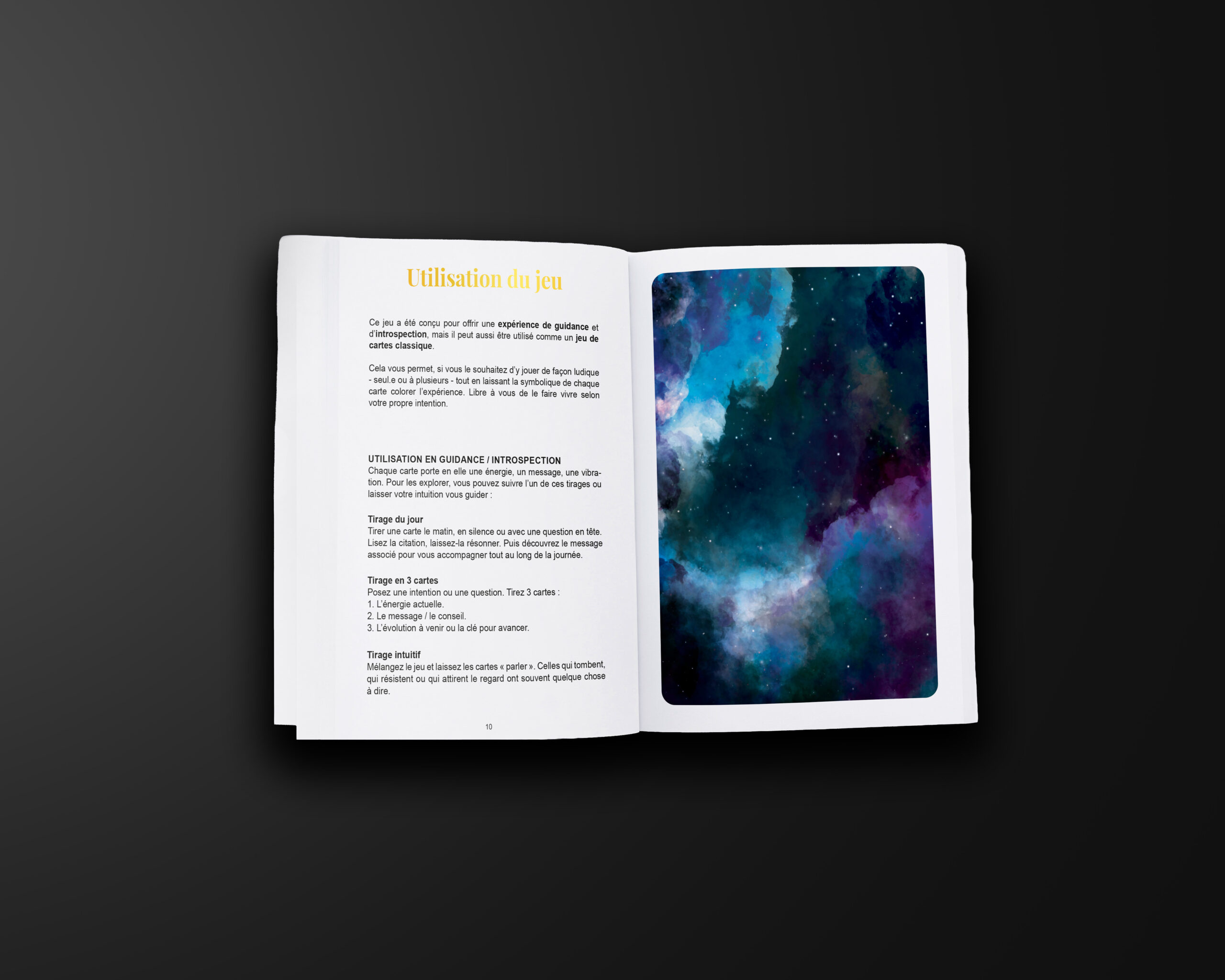 Double page intérieure du livret d’interprétation « Hearts of Aether ». À gauche, une page intitulée « Utilisation du jeu » présentant les principes de lecture et différents types de tirages. À droite, une page illustrée d’un visuel cosmique abstrait aux teintes bleues et violettes.