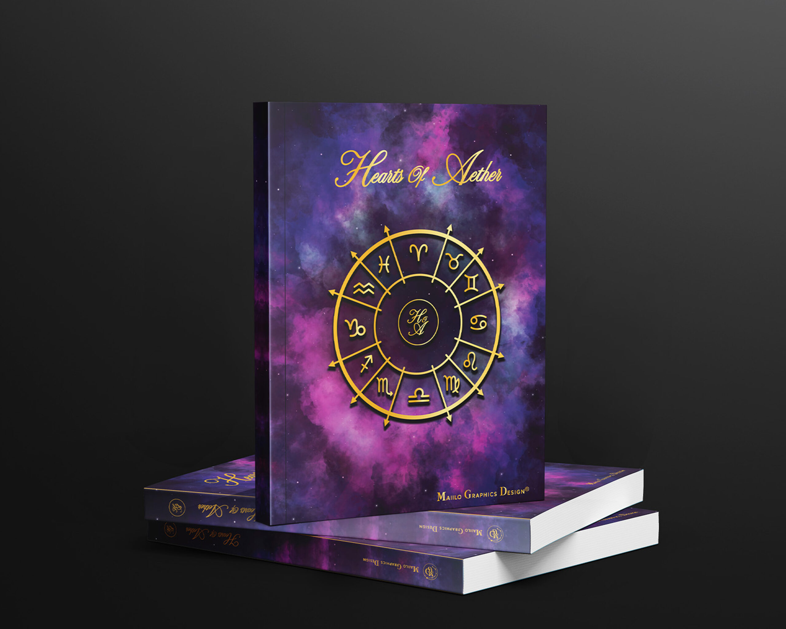 Livret d’interprétation du jeu « Hearts of Aether ». Couverture illustrée d’un fond cosmique violet et rose, ornée d’une roue astrologique dorée avec symboles du zodiaque et titre en typographie élégante. Le livret est présenté debout sur deux autres livrets placés à l'horizontal.