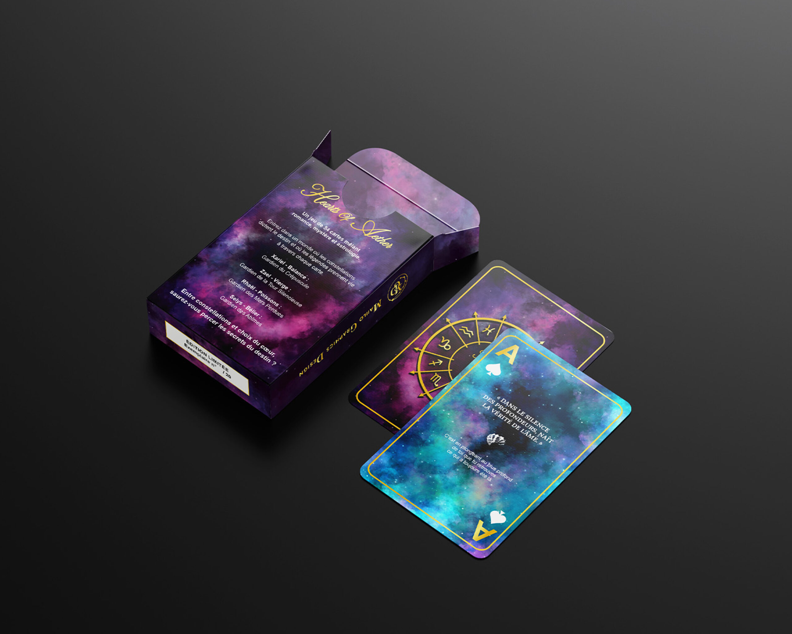 Packaging d’un jeu de cartes astrologique accompagné de cartes illustrées aux univers cosmiques bleus et violets