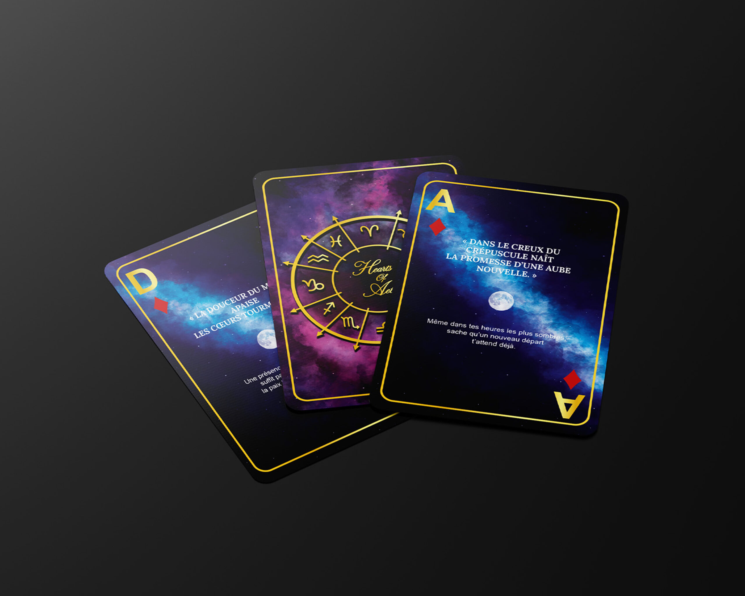 Présentation de cartes illustrées inspirées de l’astrologie aux teintes violettes et bleues nuit, disposées en éventail sur fond sombre avec symboles zodiacaux dorés.