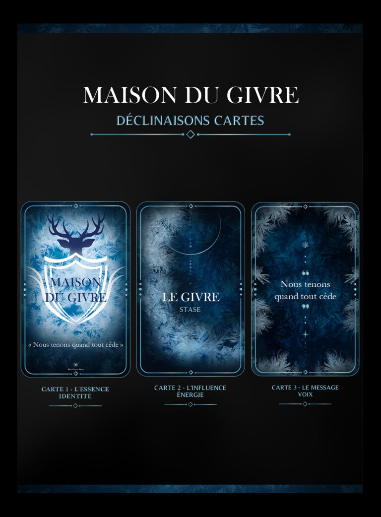 Illustration présentant trois cartes mystiques bleutées inspirées d’un univers hivernal et astrologique intitulé « Maison du Givre ». La première carte affiche un blason avec des bois de cerf et la phrase « Nous tenons quand tout cède », la seconde met en avant le titre « Le Givre », et la troisième présente une citation centrale. L’ensemble adopte une direction artistique sombre, glaciale et immersive avec des textures de givre et des ornements lumineux.
