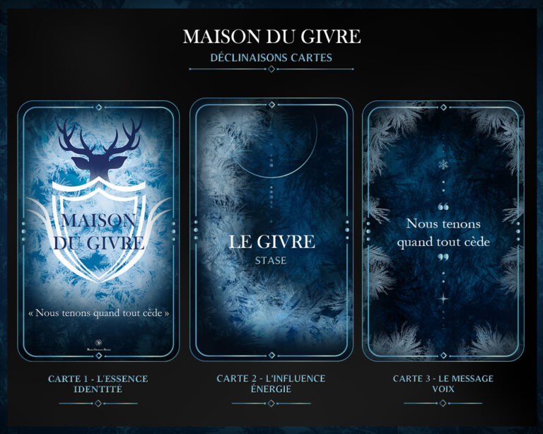 Illustration présentant trois cartes mystiques bleutées inspirées d’un univers hivernal et astrologique intitulé « Maison du Givre ». La première carte affiche un blason avec des bois de cerf et la phrase « Nous tenons quand tout cède », la seconde met en avant le titre « Le Givre », et la troisième présente une citation centrale. L’ensemble adopte une direction artistique sombre, glaciale et immersive avec des textures de givre et des ornements lumineux.