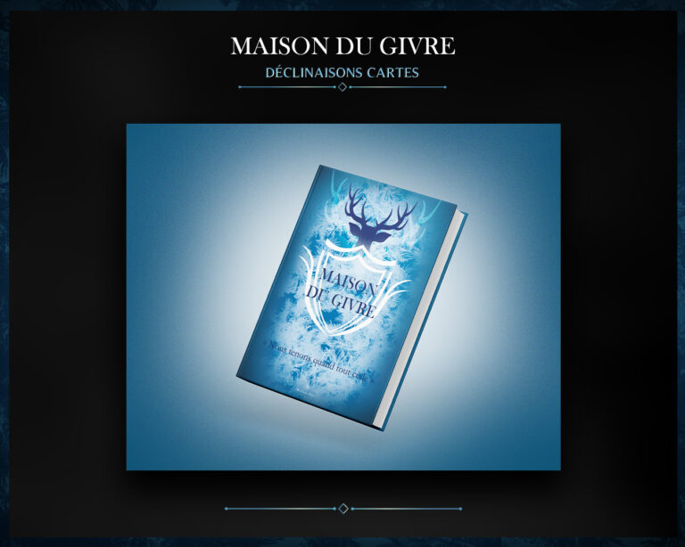 Mockup d’un livre fictif intitulé « Maison du Givre » avec une couverture bleutée inspirée du froid et du givre. Le visuel présente un blason blanc surmonté de bois de cerf, des textures glacées lumineuses et la citation « Nous tenons quand tout cède ». L’ensemble adopte une esthétique fantasy, hivernale et mystique.
